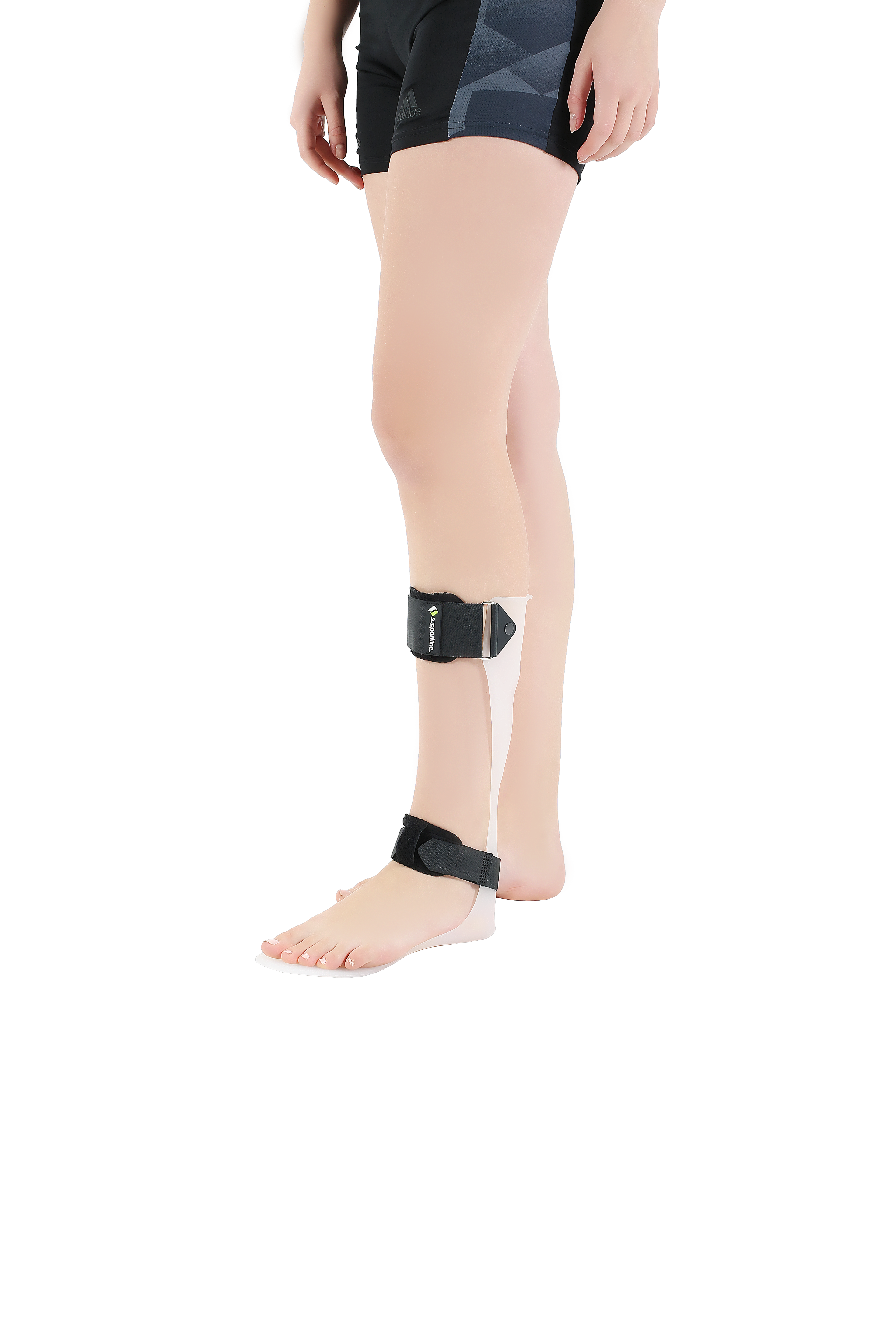 SL 903 The ankle is a thermoplastic orthosis.